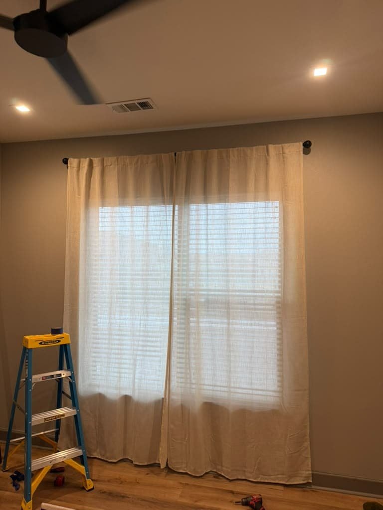 Ventana con cortinas instaladas